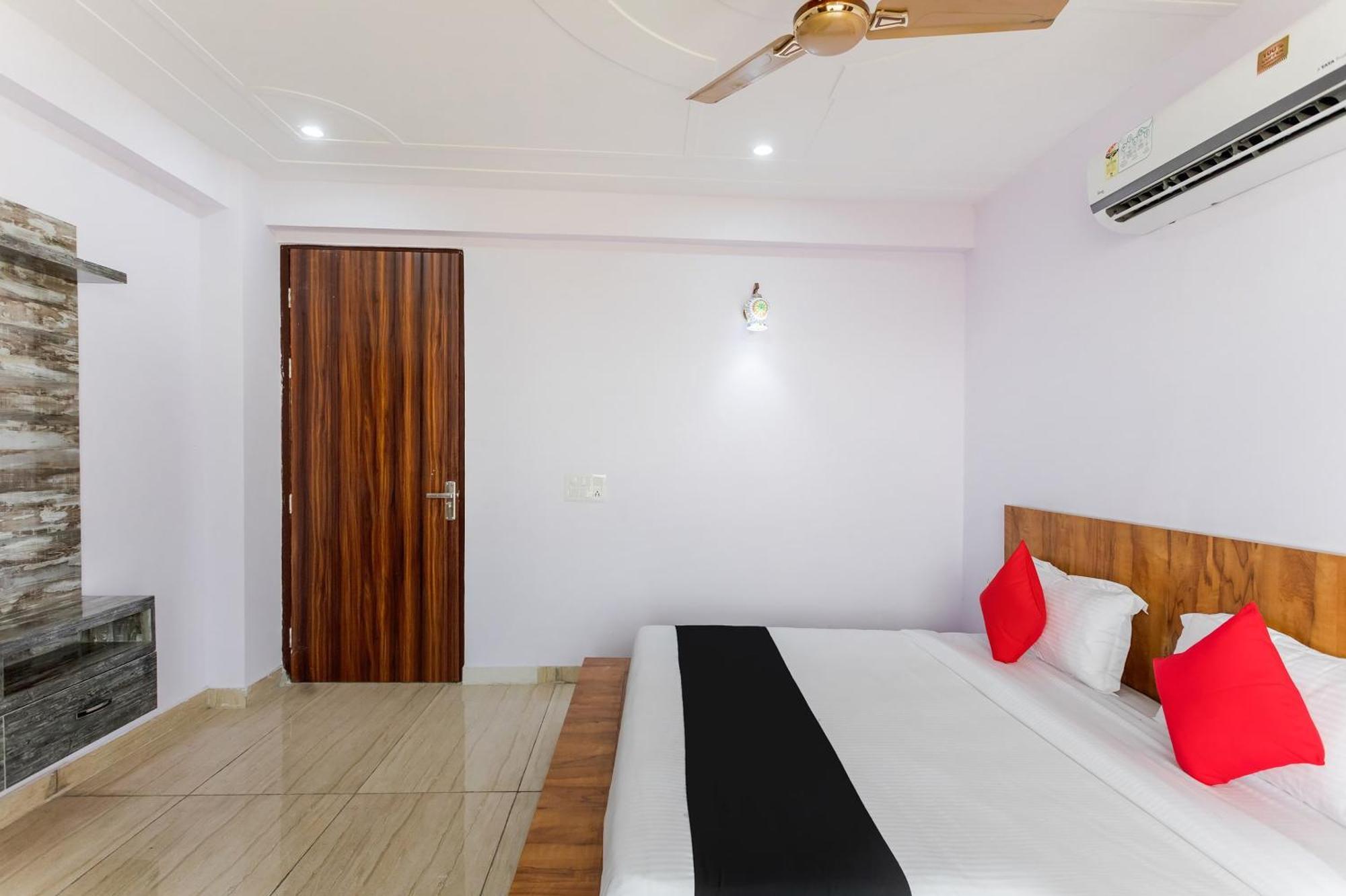 Готель Capital O Harish Residency Ґурґаон Екстер'єр фото